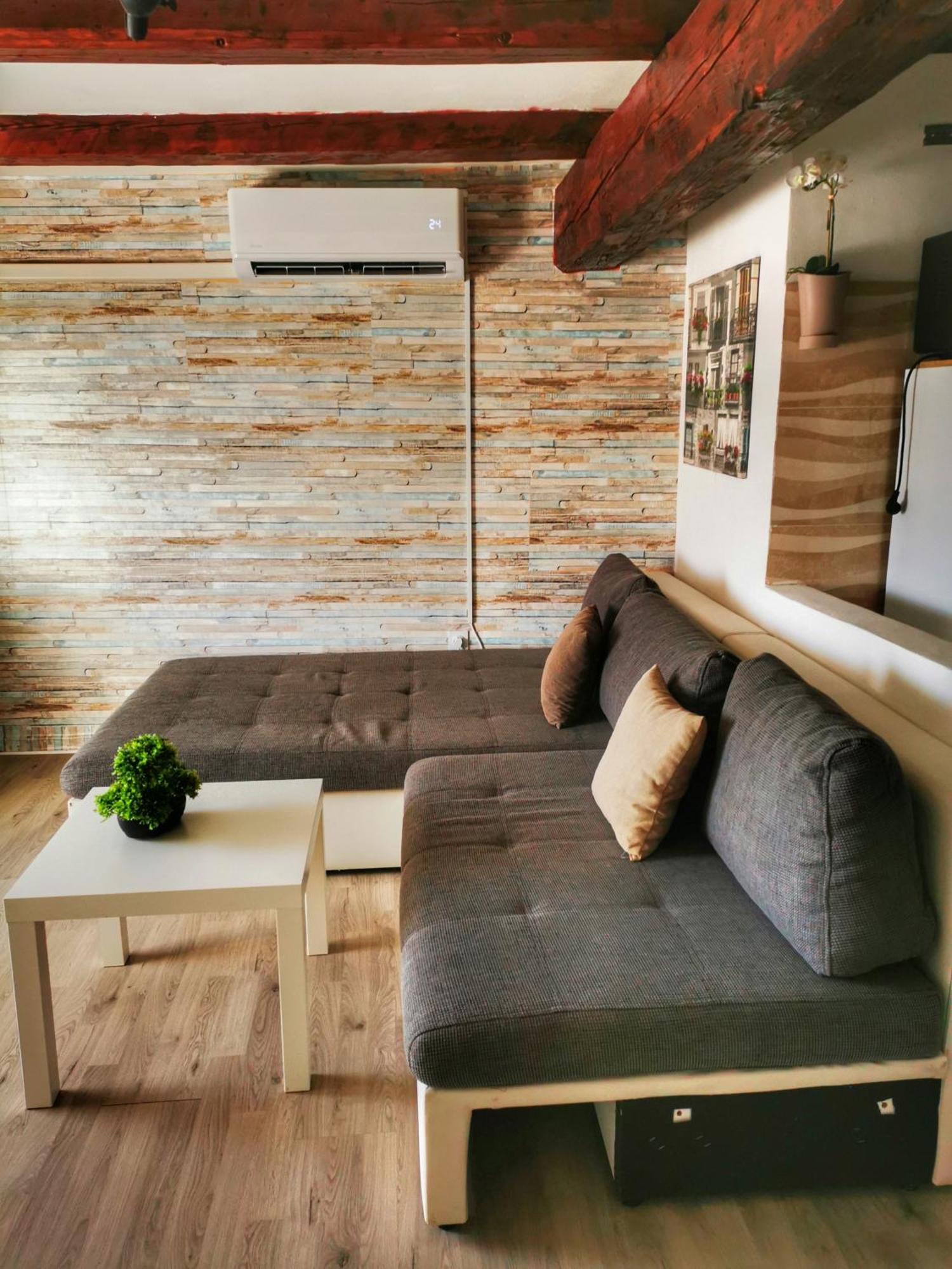 Attica Apartment Pula Buitenkant foto
